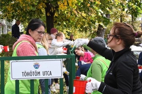 Összefogással újulhattak meg a Hétvezér és a Vasvári udvara, játszóeszközei